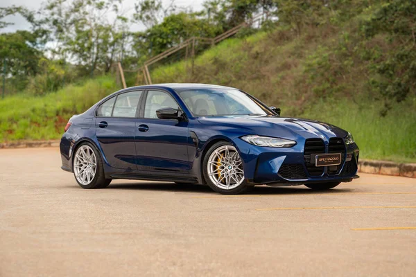 Mavi BMW M3 müsabakası üç çeyrek ön, lüks performans sedan gün boyunca açık havada