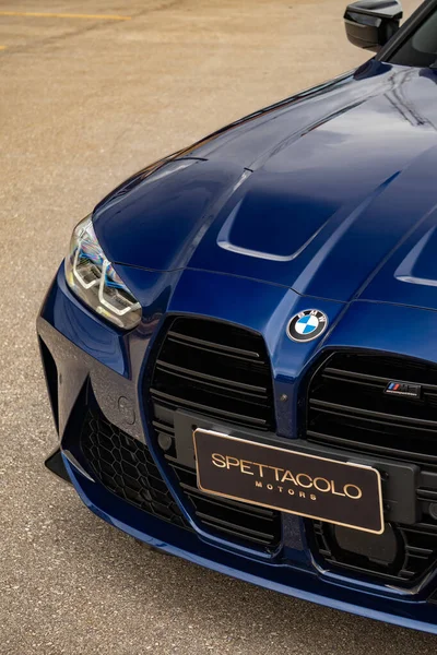 Mavi BMW M3 Kaput rozeti ve ızgara, Lüks Sportscar ön tarafı yüksek açılı
