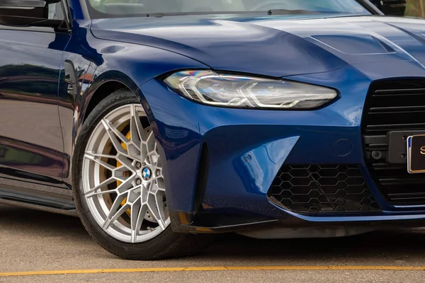 Mavi BMW M3 yarışması ön çeyrek kapanış, lüks spor sedan far ve tekerlek ayrıntıları açık havada