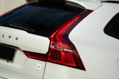 Volvo XC60 stop lambası. Detayları kapat. Beyaz SUV arka tasarımı dışarıda.