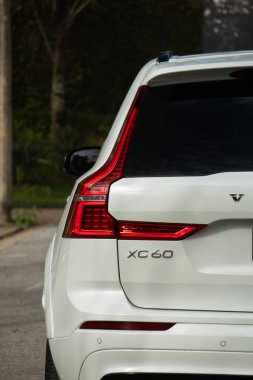 Beyaz Volvo XC60 arka rozet ve stop lambası detayı, kırmızı LED imzalı lüks SUV arka uç tasarımı