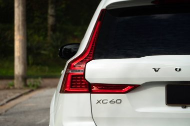 Beyaz Volvo XC60 arka rozet ve stop lambası detayı, kırmızı LED imzalı lüks SUV arka uç tasarımı