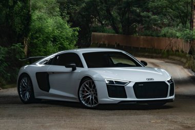 Beyaz Audi R8 ön manzara üç çeyrek, orman yolunda lüks süper araba.