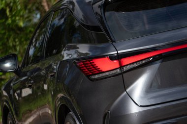 Lexus NX 500h F Spor stop lambası, Lüks hibrit SUV arka ışık tasarımı ve dokusu yakın plan