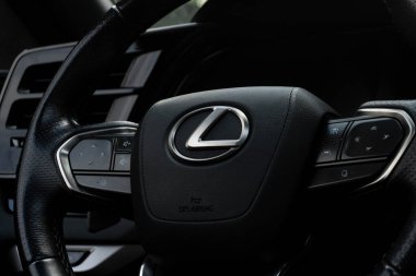 Lexus RX 500F Sport direksiyon simidi yakın, Japon lüks SUV iç sürücü kontrol