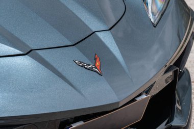 Chevrolet Corvette C8 ön amblem yakın, lüks spor araba kaput detayı