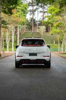 Beyaz GWM Ora 03 GT arka görüş, asfalt yolda elektrikli performans hatchback