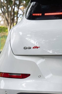 Beyaz GWM Ora 03 GT arka rozet yakın çekim, Elektrik hatchback dış detay