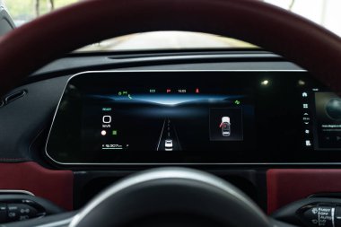 Beyaz GWM Ora 03 GT iç dijital küme görüntüsü, elektrik performans hatchback kokpit detayı