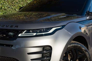 Gri Range Rover Evoque LED far yakın plan, lüks SUV ön uç aydınlatma detayı