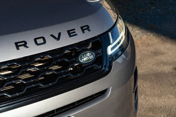 Gri Range Rover Evoque ön ızgara rozeti yakın plan, lüks SUV ön taraf logosu