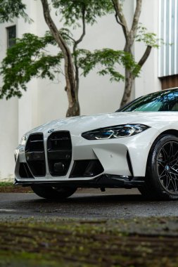 Beyaz BMW M3 Yarışması ön kapak yakın çekim, spor araba alçak açı