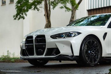 Beyaz BMW M3 Yarışması ön kapak yakın çekim, spor araba alçak açı
