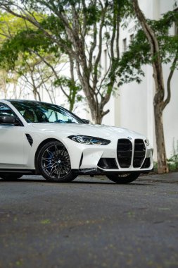 Beyaz BMW M3 Yarısı Yarısı, Sport sedan karbon fiber detaylar