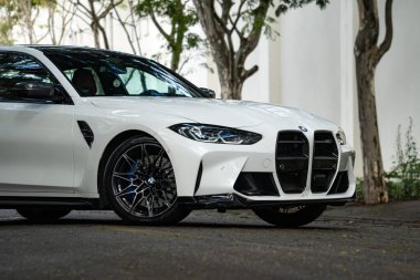 Beyaz BMW M3 Yarısı Yarısı, Sport sedan karbon fiber detaylar