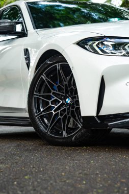 Beyaz BMW M3 müsabaka alaşımlı tekerlek yakın çekim, spor sedan multi asfalt üzerinde jant konuştu
