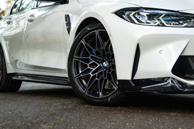 Beyaz BMW M3 müsabaka alaşımlı tekerlek yakın çekim, spor sedan multi asfalt üzerinde jant konuştu