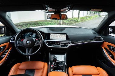 Beyaz BMW M3 yarışma iç gösterge paneli görüntüsü, spor sedan dijital küme ve geniş görünüm