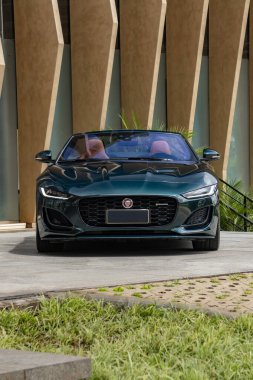 Yeşil Jaguar F tipi ön manzara merkezli, açık havada üstü açık spor araba.