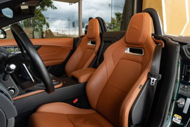 Jaguar F-tipi iç döşeme kahverengi deri spor koltuklar, performans kovası koltuklu lüks spor araba kabini.