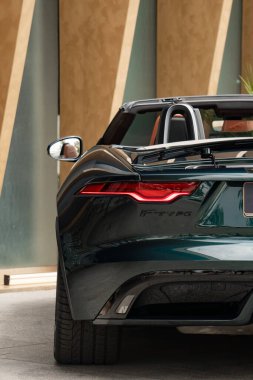 Yeşil Jaguar F Tipi sol arka stop lambası yakın, stop lambasına odaklı Premium roadster.
