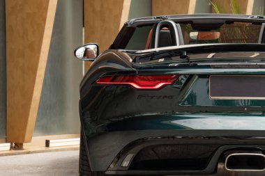 Yeşil Jaguar F Tipi sol arka stop lambası yakın, stop lambasına odaklı Premium roadster.