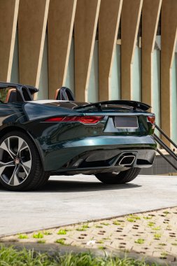 Yeşil Jaguar F tipi arka görüş, üstü açılabilir spor araba gündüz vakti.