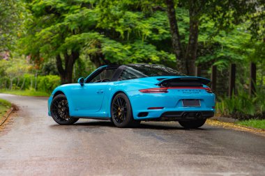 Mavi Porsche 911 Targa 4 GTS arka üç çeyreklik bahçe yolunda park edilmiş lüks spor araba
