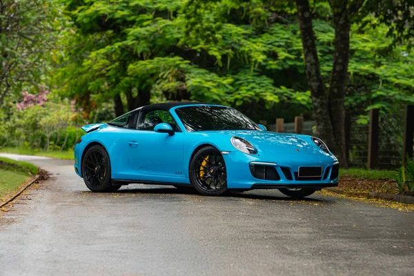 Mavi Porsche 911 Targa 4 GTS önde 3 çeyrek, Orman yolunda egzotik spor araba