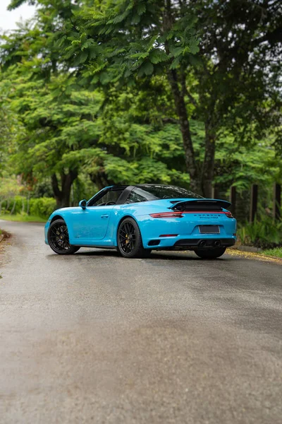 Mavi Porsche 911 Targa 4 GTS arka üç çeyreklik bahçe yolunda park edilmiş lüks spor araba