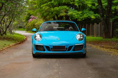 Mavi Porsche 911 Targa 4 GTS ön görüş, Orman yolunda lüks spor araba