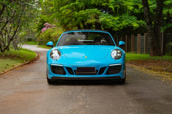 Mavi Porsche 911 Targa 4 GTS ön görüş, Orman yolunda lüks spor araba