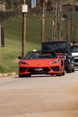 Kırmızı Chevrolet Corvette C8 Stingray ön görüş, Performans spor araba seyir otoyolu
