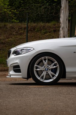 Beyaz BMW M235i ön yüz görünümü, Performans tekerleği coupe odaklı çekim