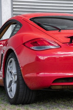 Kırmızı Porsche Cayman 'ın arka tarafı yakın çekim, lüks spor araba arka lambası ve kanat detayları