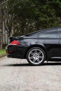 Siyah BMW 650i arka taraf görünümü, Lüks arka tekerlek ağaçlar arka planda