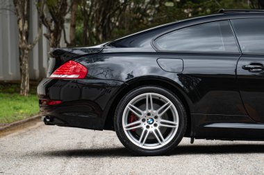 Siyah BMW 650i arka taraf görünümü, Lüks arka tekerlek ağaçlar arka planda