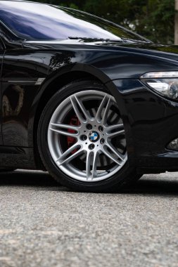 Siyah BMW 650i gümüş tekerlek yakın, lüks coupe yan detay performans kırmızı kalibreli