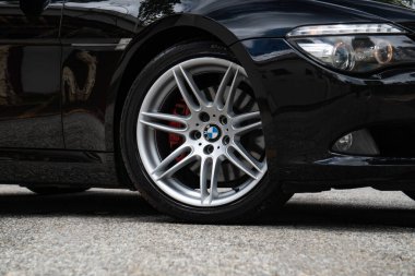 Siyah BMW 650i gümüş tekerlek yakın, lüks coupe yan detay performans kırmızı kalibreli