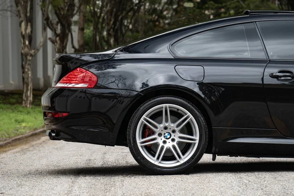 Siyah BMW 650i arka taraf görünümü, Lüks arka tekerlek ağaçlar arka planda