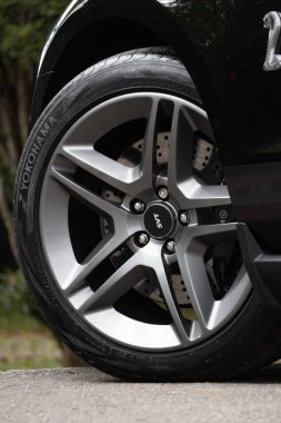 Siyah Ford Mustang Shelby GT500 ön tekerlek yakın çekim, kaslı araba alaşım kenarı ve performans lastiği detayı