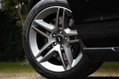 Siyah Ford Mustang Shelby GT500 ön tekerlek yakın çekim, kaslı araba alaşım kenarı ve performans lastiği detayı