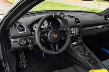 Porsche 718 GT4 RS direksiyon ve kokpit, spor araba iç alcantara gösterge paneli