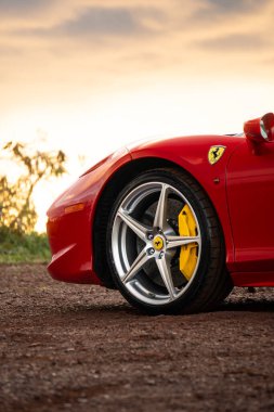 Kırmızı Ferrari 458 Italia ön tekerlek alçak açı yakın çekim Supercar detay gün batımı ışığı karşı