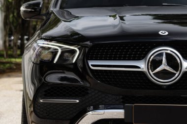 Siyah Mercedes GLE 400d far ve ızgara, Premium lüks SUV ön uç detayı