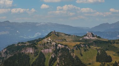 Yazın Schynige Platte 'nin kaya oluşumlarına uzak bir yüksek açı manzarası. Bernese Oberland, İsviçre