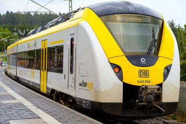 Schluchsee, Baden-Wurttemberg, Almanya - 28 Temmuz 2020: Güney Kara Orman 'da yağmurlu bir günde tren istasyonundan ayrılan modern tren