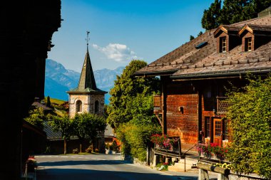 Leysin 'in pitoresk belediyesinde sokak manzarası, Aigle, İsviçre yakınlarındaki Vaud kantonu yazın güneşli bir günde