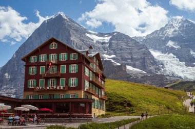 Kleine Scheidegg, Bernese Oberland, İsviçre - 01 Ağustos 2017: Bellevue des Alpes Oteli ünlü görkemli kuzey yüzü ve arka planda Monch Dağı