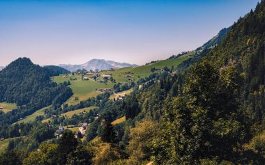 Yazın Aigle yakınlarındaki Vaud Alpleri 'ndeki (Cenevre Gölü bölgesi) alp köylerinin manzaralı manzarası. İsviçre